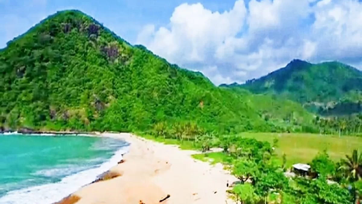 Pantai Tomang Omang di Lombok Tengah menawarkan keindahan pasir putih lembut, laut biru tosca jernih, dan panorama sunset memukau. (YouTube Pergi Expedisi)