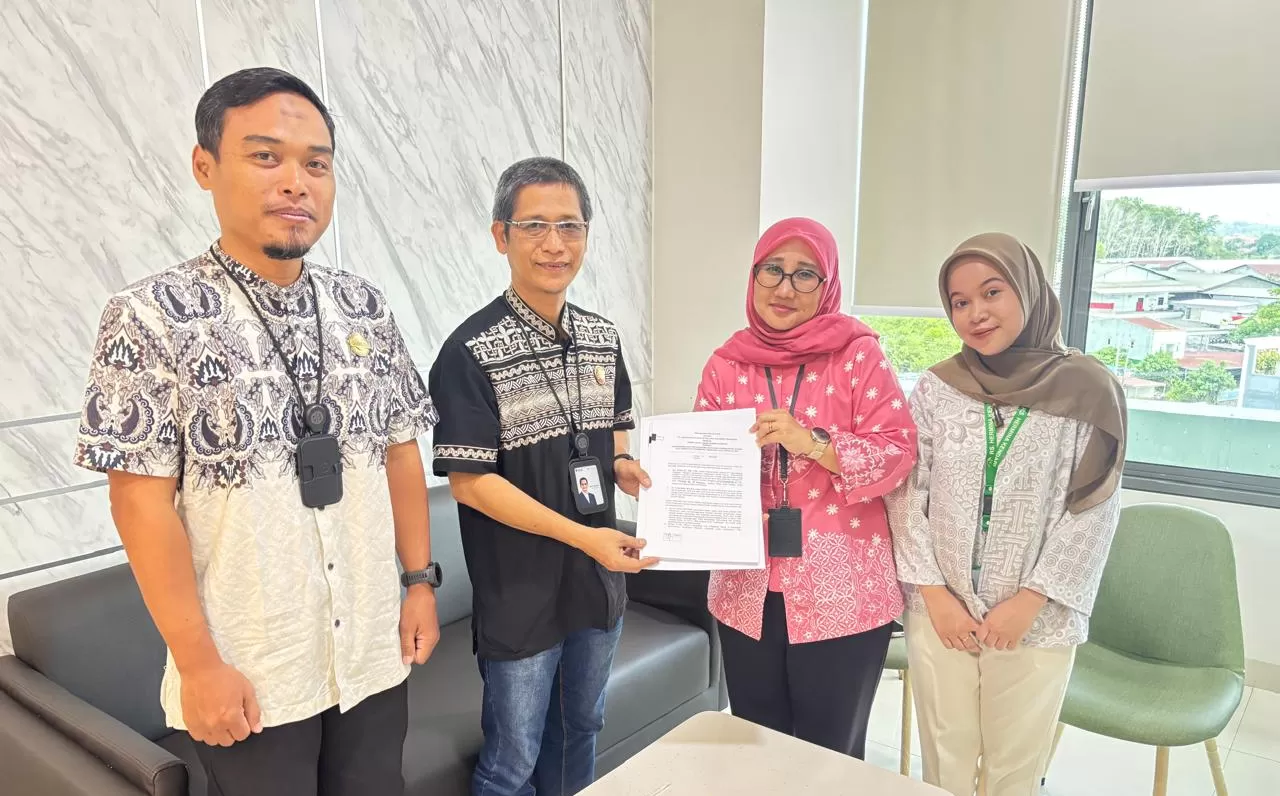 Kepala Kantor Wilayah Jasa Raharja Sultra, Nur Akbar saat bersama Dirut Hermina Kendari.