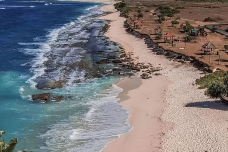 Pesona Pantai Ekas Spot Wisata Eksotis di Lombok Timur. (Instagram/@indonesiatraveler_)
