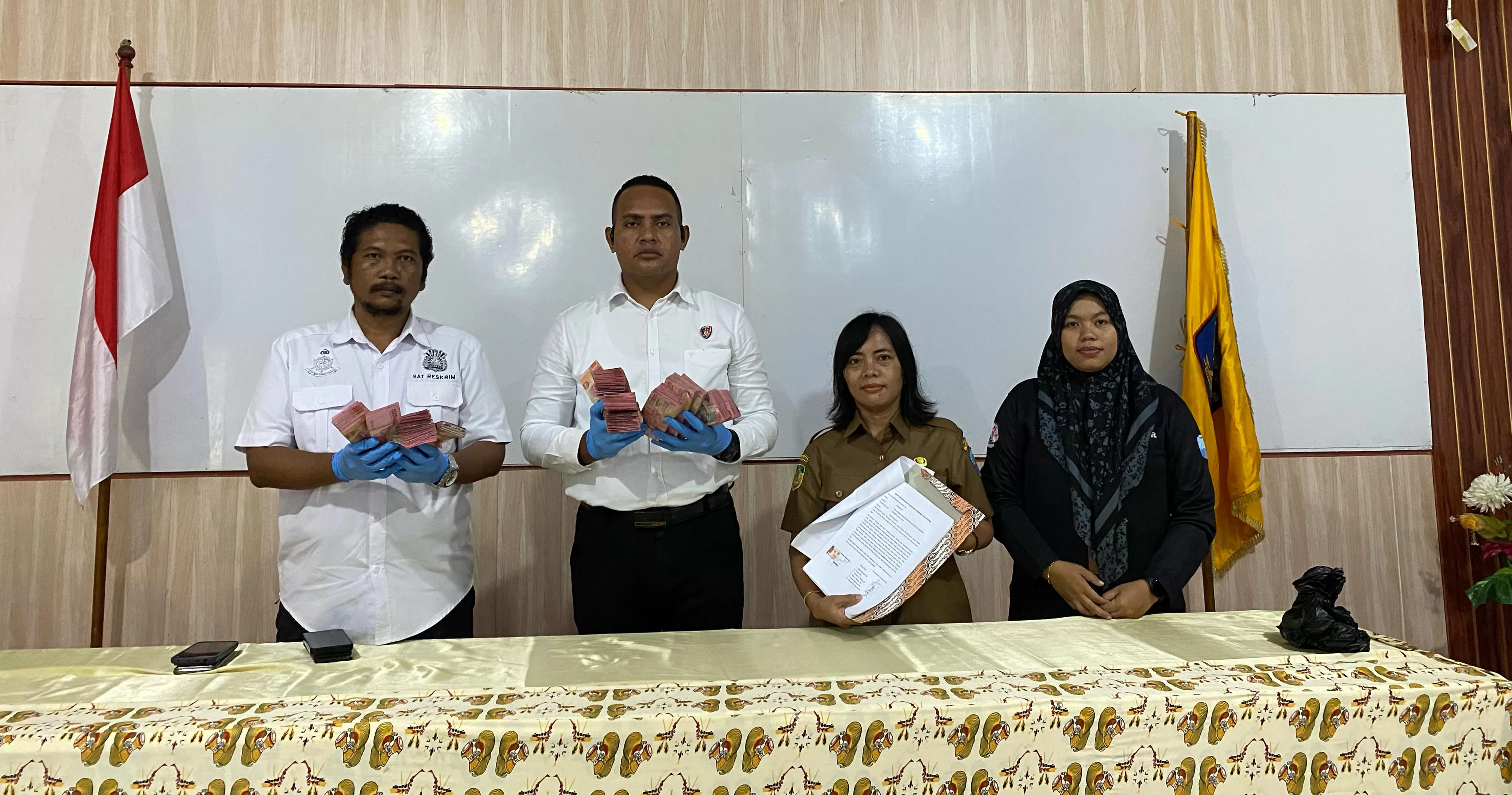 Kasat Reskrim dan Penyidik bersama Tim Inspektorat saat proses pengembalian atau penyetoran kembali kerugian negara terkait penyalahgunaan dana desa di Kampung Warsa Supiori Utara, Senin (14/4).  (Polres Supiori)