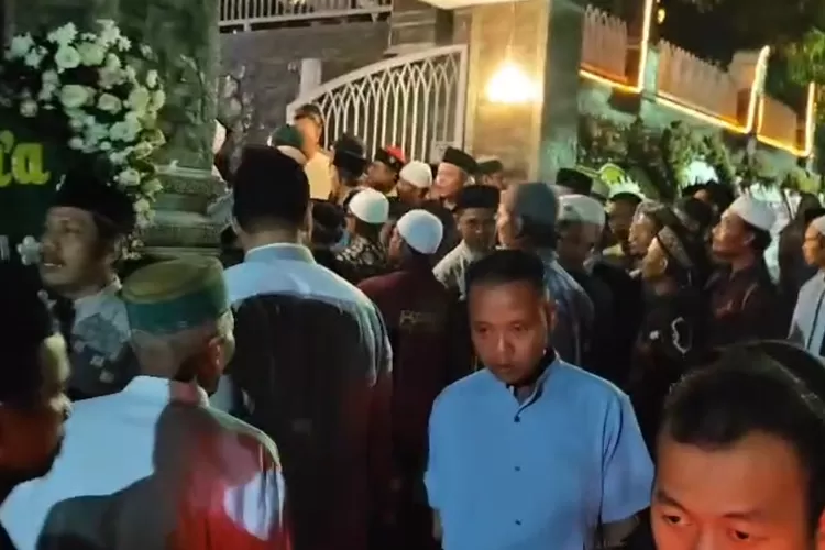 Ribuan orang memadati kediaman almarhumah Diny Yuliani istri Bupati Purwakarta Saepul Bahri Binzein, di Lembur Harepan, Kamis 30 Oktober 2025 malam. (Istimewa )