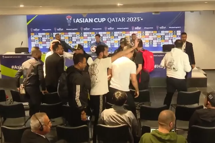 Pelatih timnas Irak Jesus Casas nyaris diserang wartawan Irak (X @Eurosports_es)