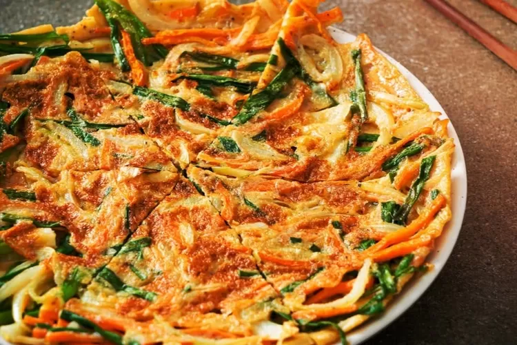 Pajeon Pancake Daun Bawang Korea yang Viral di Drakor Bon Appetit, Your Majesty (Instagram @hoelangmoethetkoken)