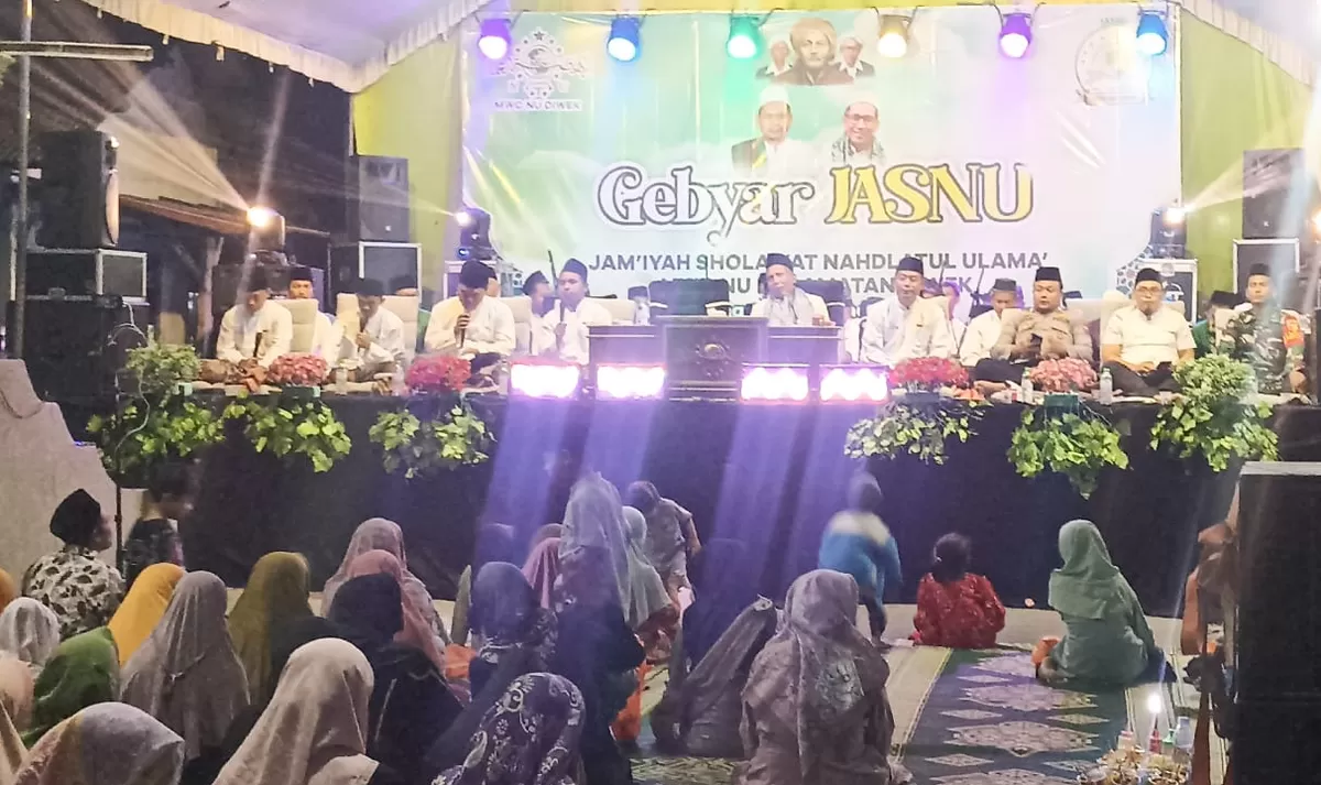 Jam'iyah sedang melantunkan bacaan sholawat bersama Jasnu. (SketsaNusantara.id/As'ad Choirudin )