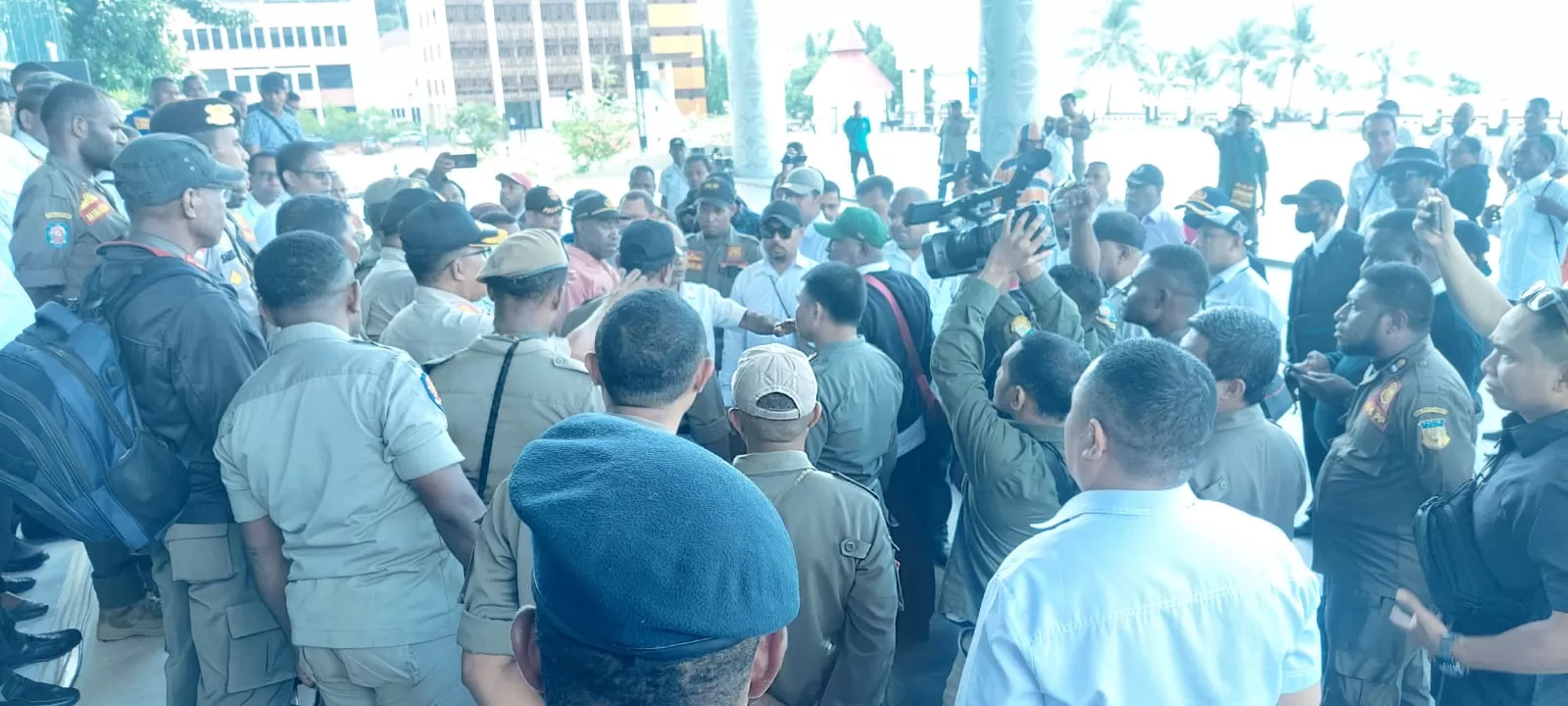 Aksi demo ASN Pemprov Papua di Kantor Gubernur Papua, Rabu (3/4/2024). (CENDERAWASIH POS/Elfira Halifa)