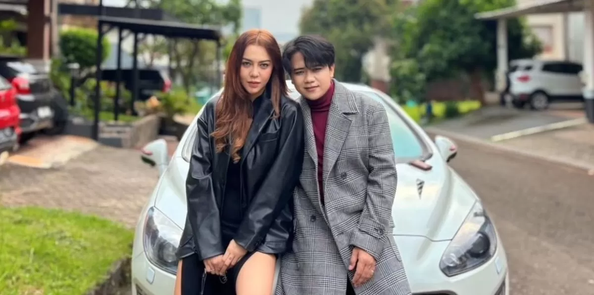 Penampilan Ratu Rizky Nabila yang dinilai netizen terlihat lebih tua dan seringkali buka hijab membuat suaminya, Pesulap Merah buka suara. (Instagram.com/@marcelradhival1)