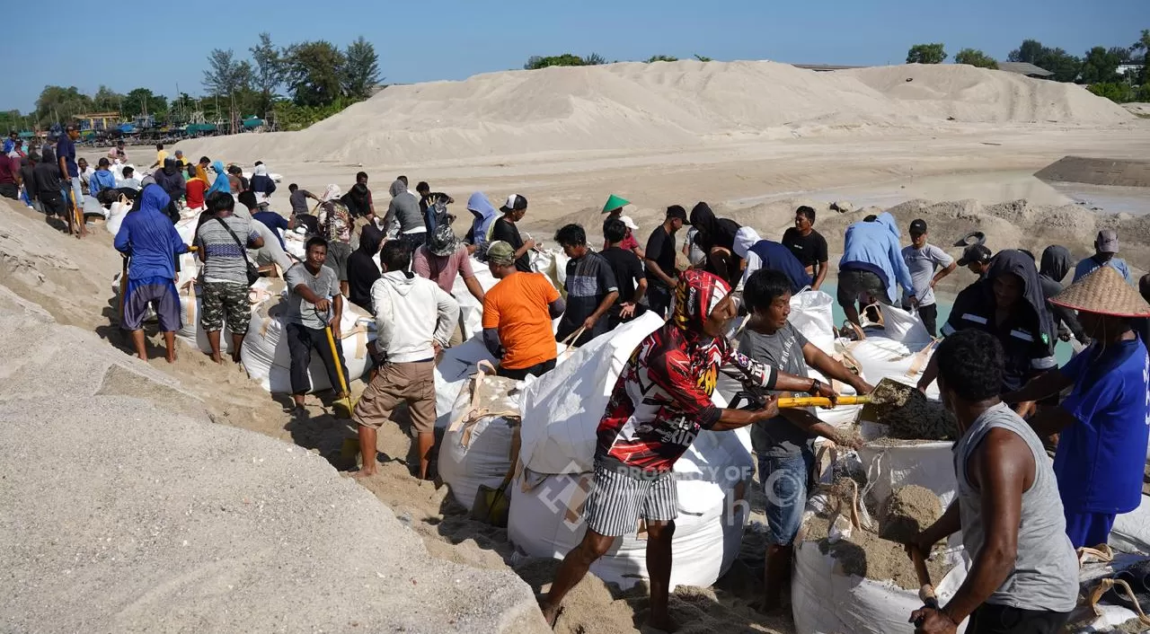Ratusan nelayan di Muara Jelitik kompak gotong royong isi jumbo bag untuk bantu atasi pendangkalan muara. Bersama PT TIMAH dan Satpolair, mereka berharap akses kapal nelayan kembali lancar dan aman.