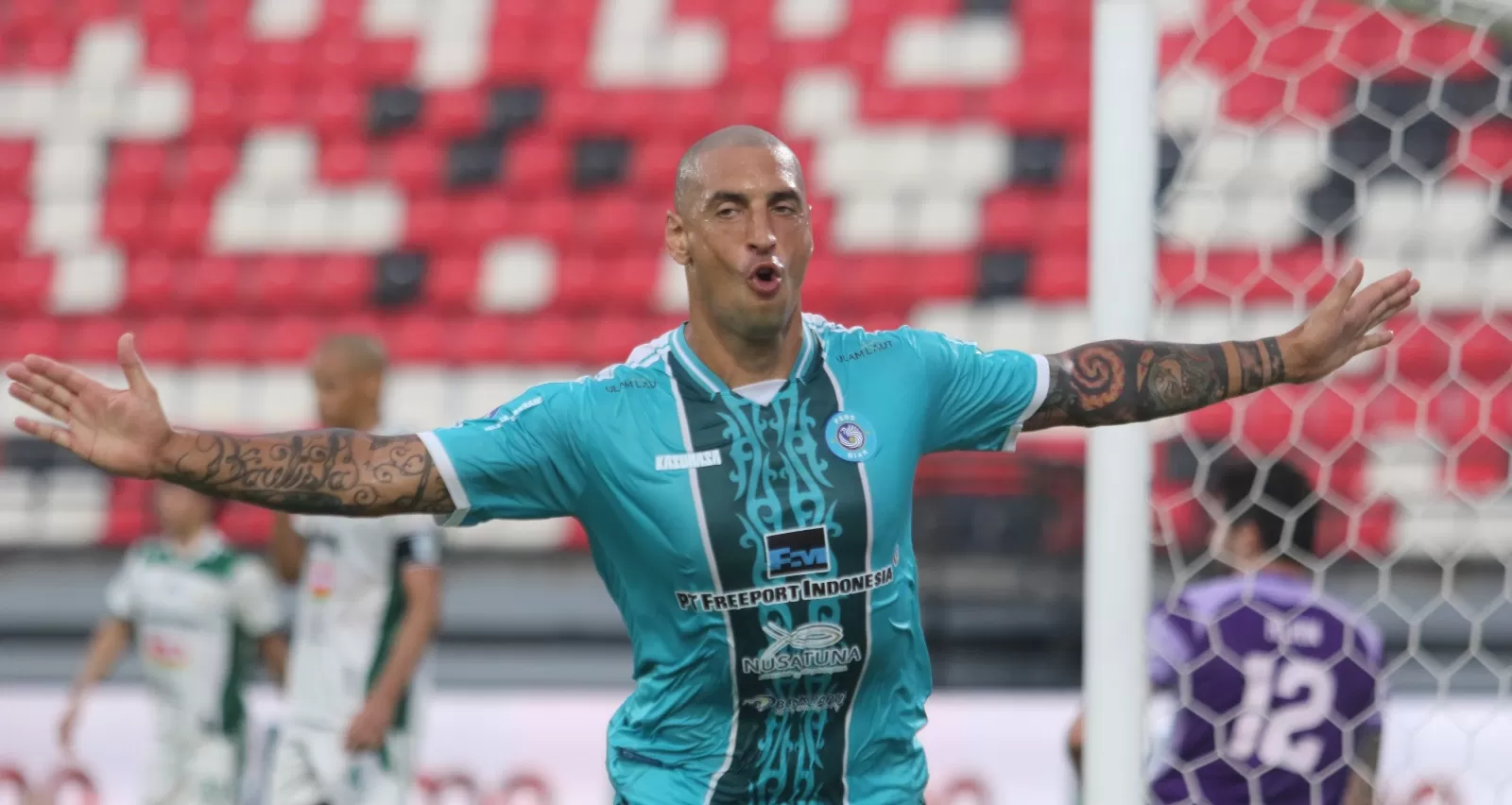 Ariel Nahuelpan berselebrasi usai cetak gol yang membawa PSBS Biak unggul 2-1 atas PSS Sleman. (MO PSBS BIAK)