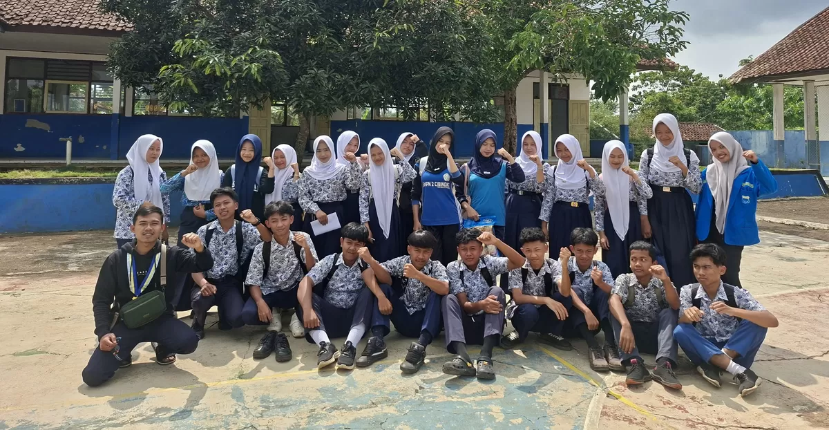 KOPRI STISIP Guna Nusantara santuni anak yatim di SMPN 2 Cibinong. (FOTO: Ist)