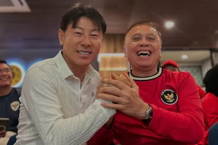 Shin Tae Yong saat menyaksikan pertandingan Timnas Indonesia vs Bahrain. (Foto/Instagram @shintaeyong7777.)