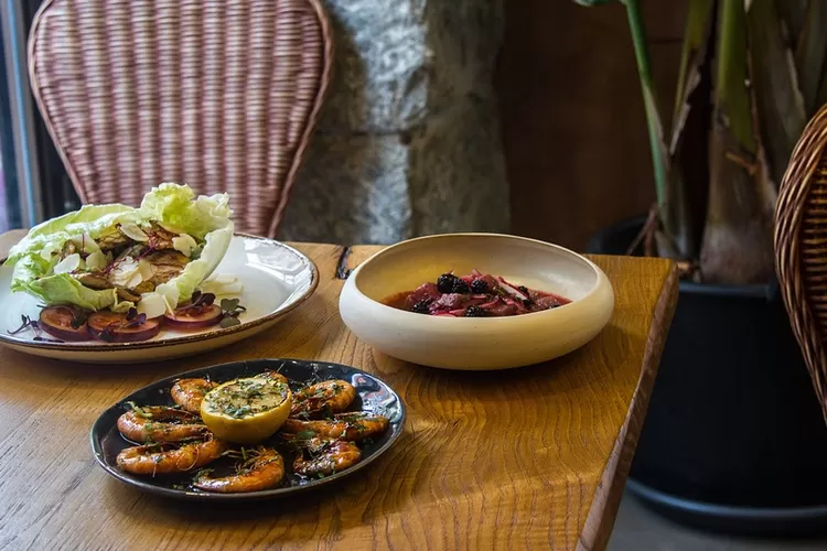 Ilustrasi meja makan. (pixabay/lomikalex)