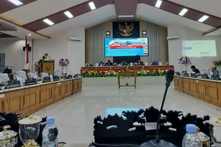 Suasana sidang DPRD Poso yang tidak dihadiri 14  dan 30 anggota