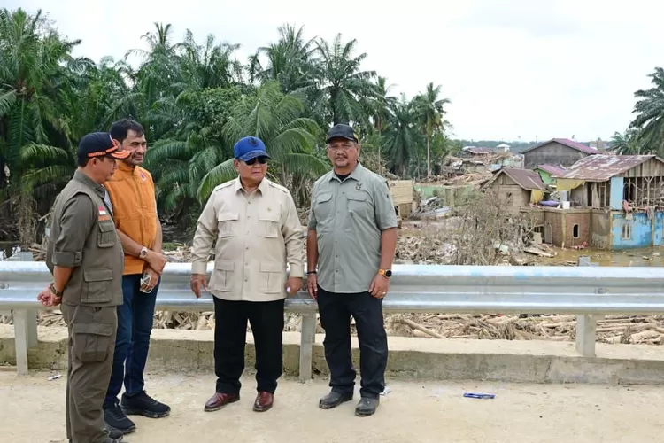 Presiden Prabowo Subianto saat mengunjungi Aceh pada Jumat (12/12) (setneg.go.id)