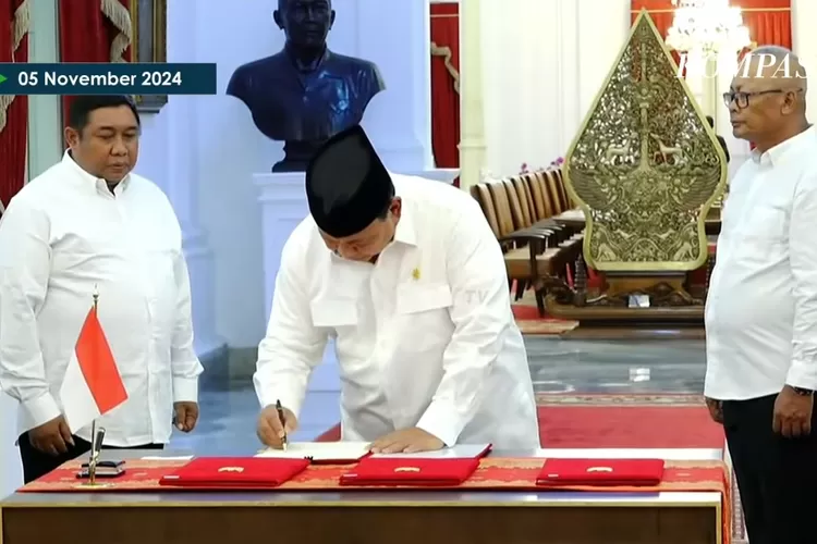 Presiden Prabowo Subianto resmi menandatangani Peraturan Pemerintah (PP) Nomor 47 Tahun 2024 tentang Penghapusan Piutang Macet kepada UMKM di Istana Merdeka, Jakarta, pada Selasa, 5 November 2024. (Tangkapan layar Kompas TV)