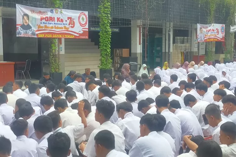 Siswa SMP PGRI II Kota Depok berkumpul di lapangan sekolah melaksanakan kegiatan Jumat Imtaq (ANDIKA EKA/RADAR DEPOK)