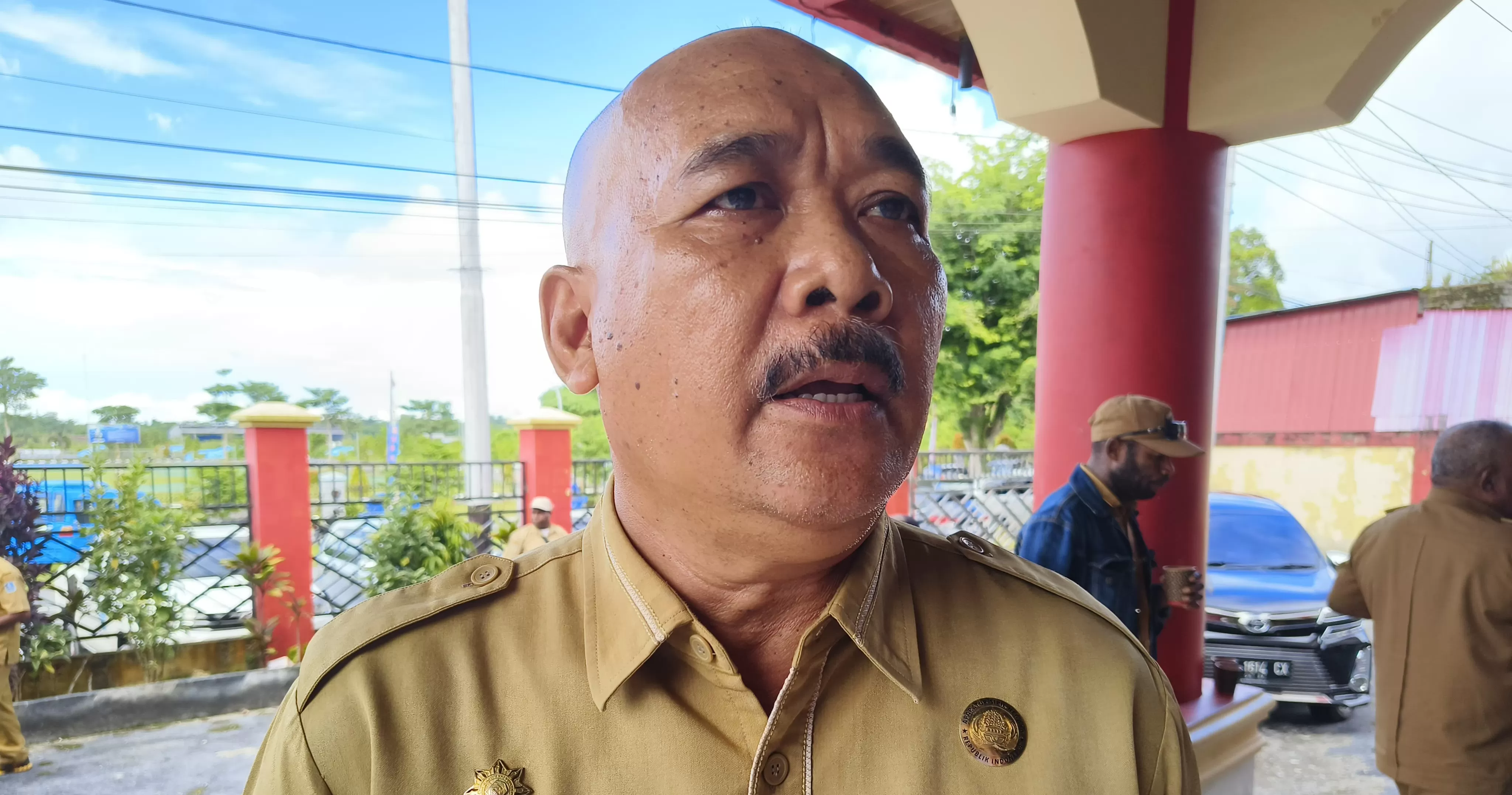 Kepala Dinas Pemberdayaan Masyarakat Kampung, I Putu Wiadnyana, bicara soal pemilihan kepala kampung di Biak Numfor. (CENDERAWASIH POS/ISMAIL)