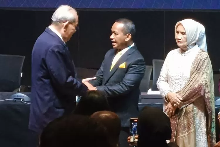 Bahlil Lahadalia, dari sopir angkot menjadi menteri, lulus doktor UI, menginspirasi dengan perjalanan hidupnya yang penuh perjuangan. (Antara News / HukamaNews.com)