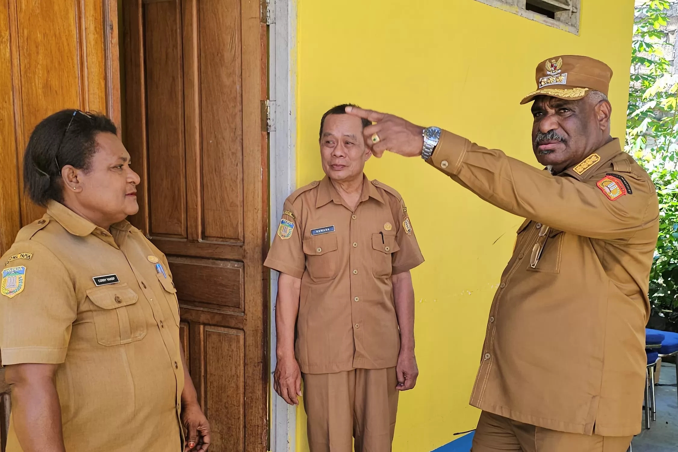 Wali Kota Jayapura, Abisai Rollo saat sidak di Kelurahan Yabansai, Distrik Heram, Kota Jayapura. (CEPOSONLINE.COM/HANS PALEN)