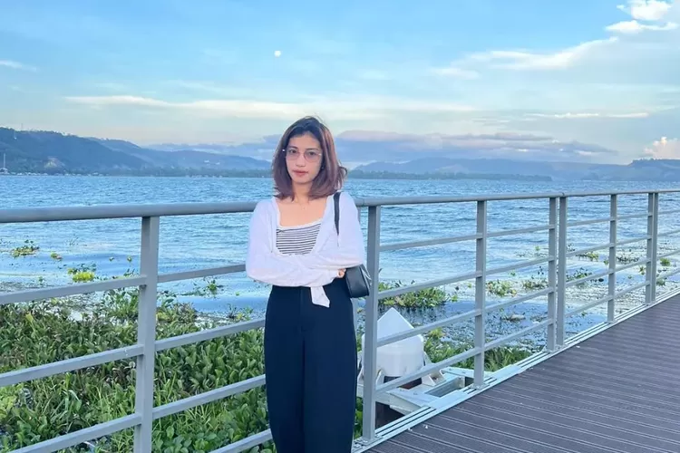 pesona wisata Danau Sentani di papua (Sumber : Instagram @jun_iatri)