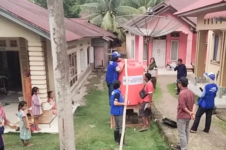Memaksimalkan pendistribusian air bersih kepada masyarakat di wilayah Sintuak, Kecamatan Sintuk Toboh Gadang dan wilayah Lubuk Alung, Kecamatan Lubuk Alung, Kabupaten Padang Pariaman (bnpb.go.id)