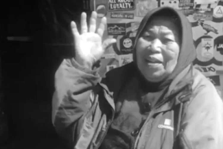 Mbok Yem, Pemilik Warng di Puncak Gunung Lawu Telah Berpulang. (tangkapan layar instagram.com/pendaki_legal)