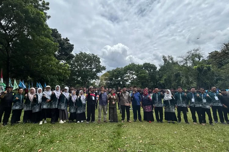 Foto bersama usai pembukaan Pelatgab MAN 1 Bogor di Lapangan Bumi Perkemahan Pramuka (Buperta) Cibubur, Jakarta Timur.  (ANDIKA EKA/RADAR DEPOK)