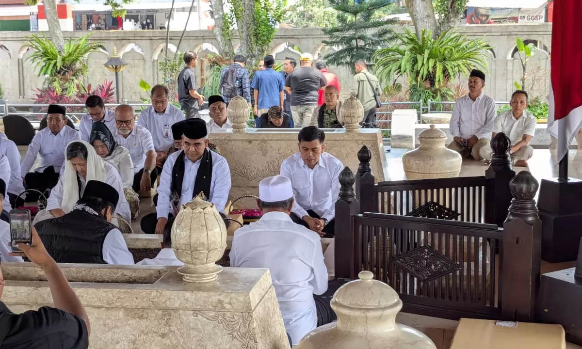 Wali Kota Blitar Syauqul Muhibbin (kanan) mendampingi Ketua MPR RI Ahmad Muzani berziarah di makam Bung Karno. (blitarkota.go.id)