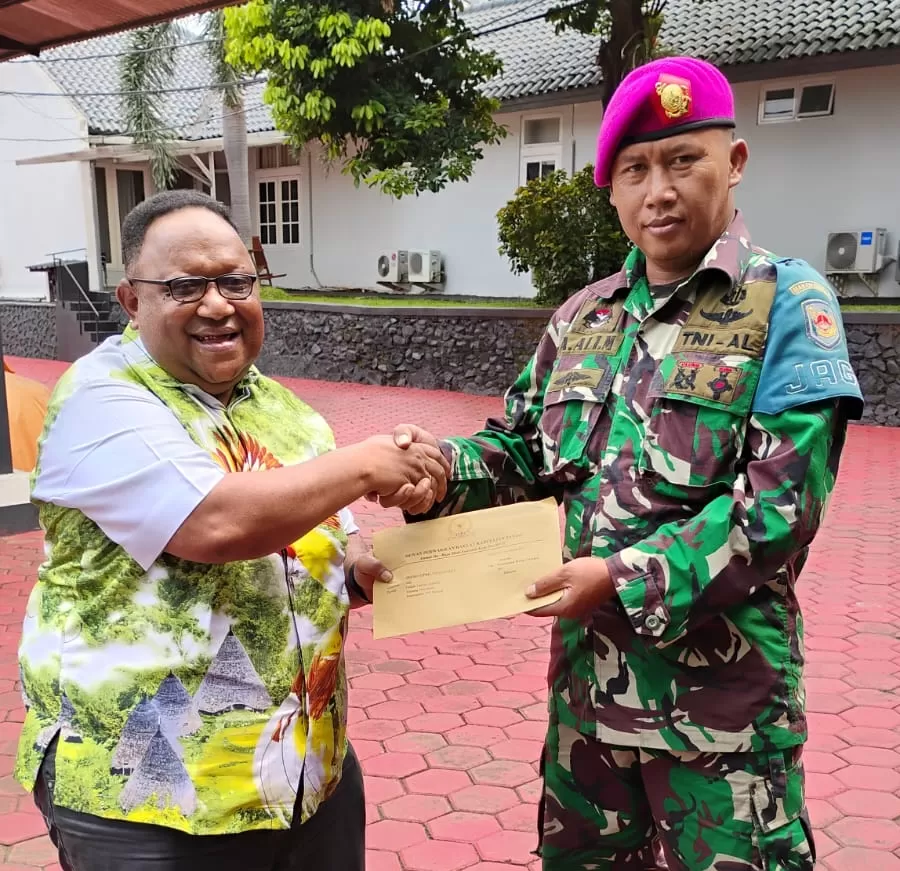 Wakil Ketua IV DPR Papua Tengah, John NR Gobai saat menyerahkan aspirasi di Mako Marinir Jakarta, Kamis (11/12/2025) (CEPOSONLINE.COM/Istimewa).