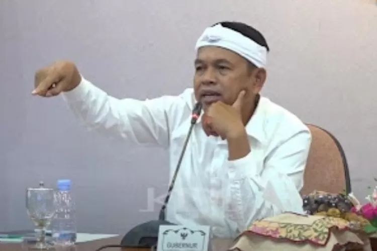 Kunjungi korban banjir di Sumatera,Dedi Mulyadi panen nyinyiran netizen soal banjir di Kabupaten Bandung/ Kang Dedi Mulyadi Channel)