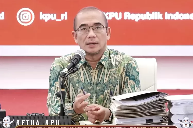 Ketua KPU RI, Hasyim Asy'ari dalam Rapat pleno, Sabtu (16/03/2024) (YouTube.com/KPU RI)