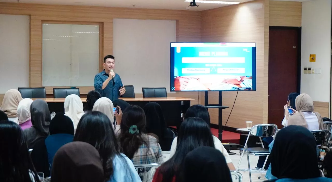 Bukan cuma teori, mahasiswa diajak praktik bikin press release langsung. Seru dan aplikatif!