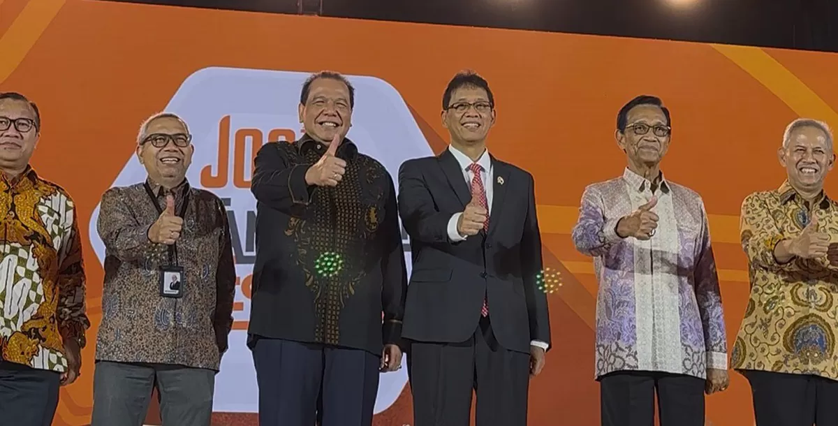 Menkeu Purbaya Yudhi Sadewa foto bersama dalam acara Jogja Financial Festival 2026 di Yogyakarta.