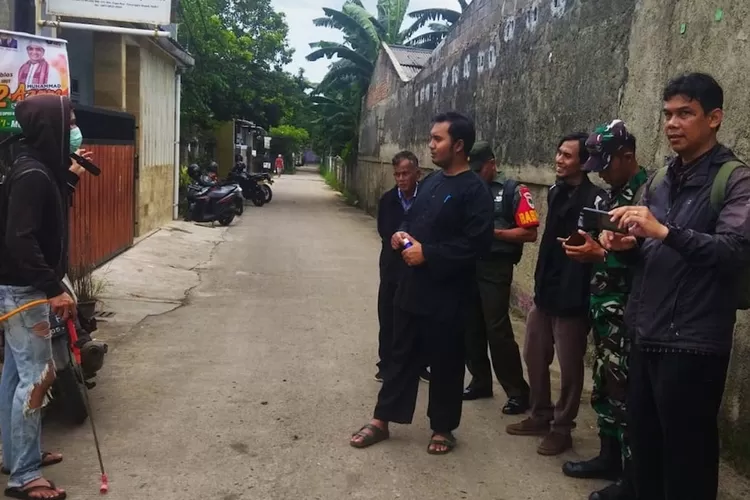 Ribuan ulat bulu menyerbu permukiman warga, di Jalan Haji Martan, RW10, Kelurahan Tugu, Cimanggis, Depok, Kamis (18/1). Lurah Tugu, Tri Sakti Anggoro, meninjau lokasi.  (Radar Depok)