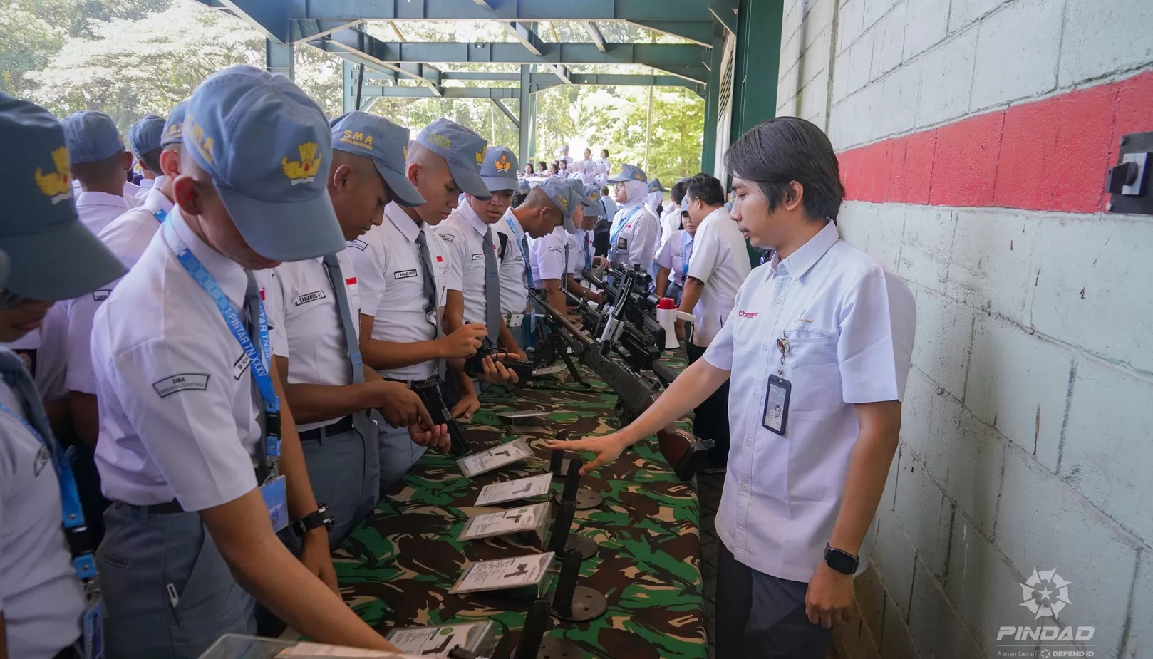 Melihat langsung deretan alpalhankam produksi dalam negeri, pengalaman ini jadi momen berharga bagi siswa untuk mengenal teknologi pertahanan dari dekat.