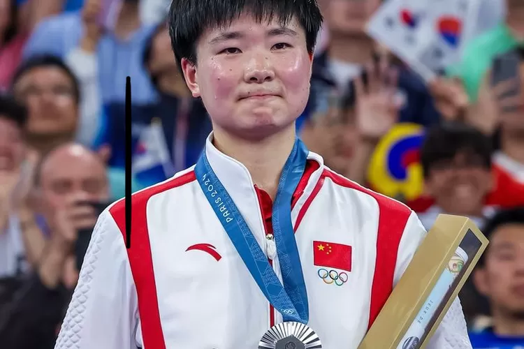 He Bing Jiao usai mendapatkan medali perak (instagram @bwf.official)