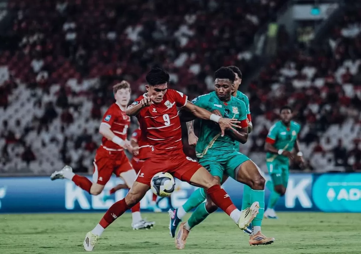 Striker Timnas Indonesia Ramadhan Sananta saat beradu dengan pemain Saint Kitts and Nevis di laga pertama FIFA Series 2026, 27 Maret 2026, di SUGBK, Jakarta. Sananta dapat kritikan tajam dari nitizen. (PSSI)