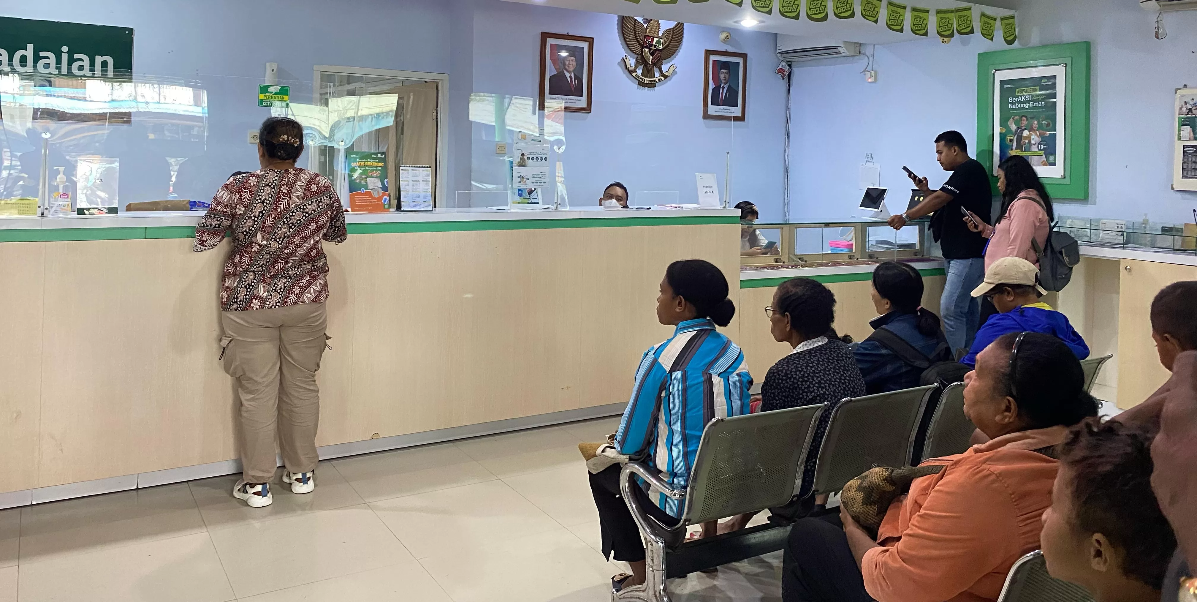 Para Nasabah Pegadaian Cabang Biak saat melakukan transaksi.  (CEPOSONLINE.COM/ISMAIL)
