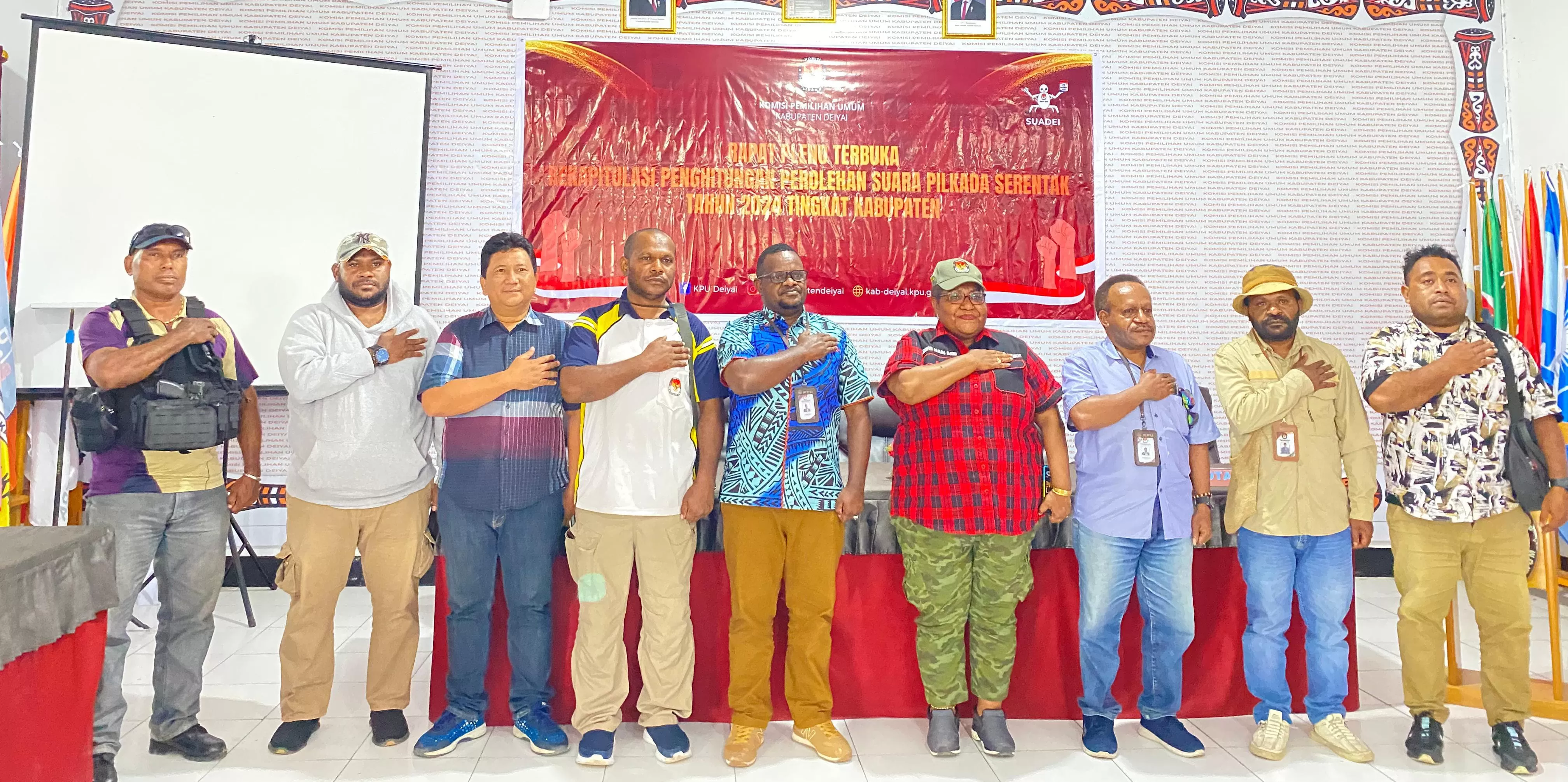 Rombongan Ketua KPU Papteng , Jennifer Darling Tabuni bersama staff saat melakukan perjalanan monitoring ke KPU Kab. Deiyai dan foto bersama dengan Komisioner KPU Kab. Deiyai, Rabu, (4/12/2024).&nbsp;  ((Humas KPU Papua Tengah).)
