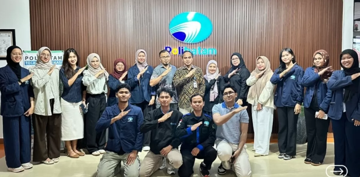 Polibatam foto bersama delegasi mahasiswa yang akan berlomba ditingkat nasional dan internasional. (dok:Humas Polibatam)
