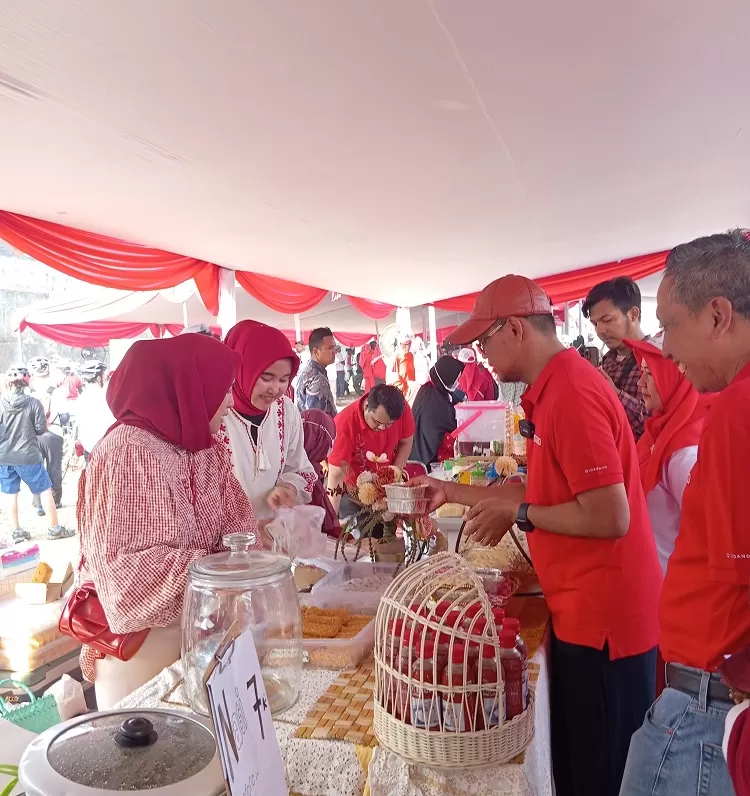 Wakil Walikota Depok, Imam Budi Hartono saat menjajal produk UMKM yang tersedia di stan UMKM puncak perayaan HUT ke 79 RI tingkat Kota Depok di White House, Kelurahan Sukatani, Kecamatan Tapos, Minggu (18/8).