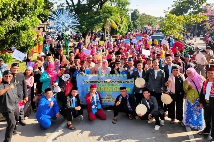 Di acara Nyorog dan Rantangan, Kecamatan Cinere mengerahkan puluhan stakeholder sambil membawa seserahan kepada Forkopimda Depok, di&nbsp; Alun-alun Kota Depok wilayah Timur. (RADAR DEPOK)