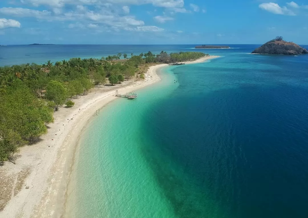 Di Lombok Barat, Pantai Elak Elak masih tergolong hidden gem, karena belum banyak dikunjungi orang. (Instagram/@tripsantai)