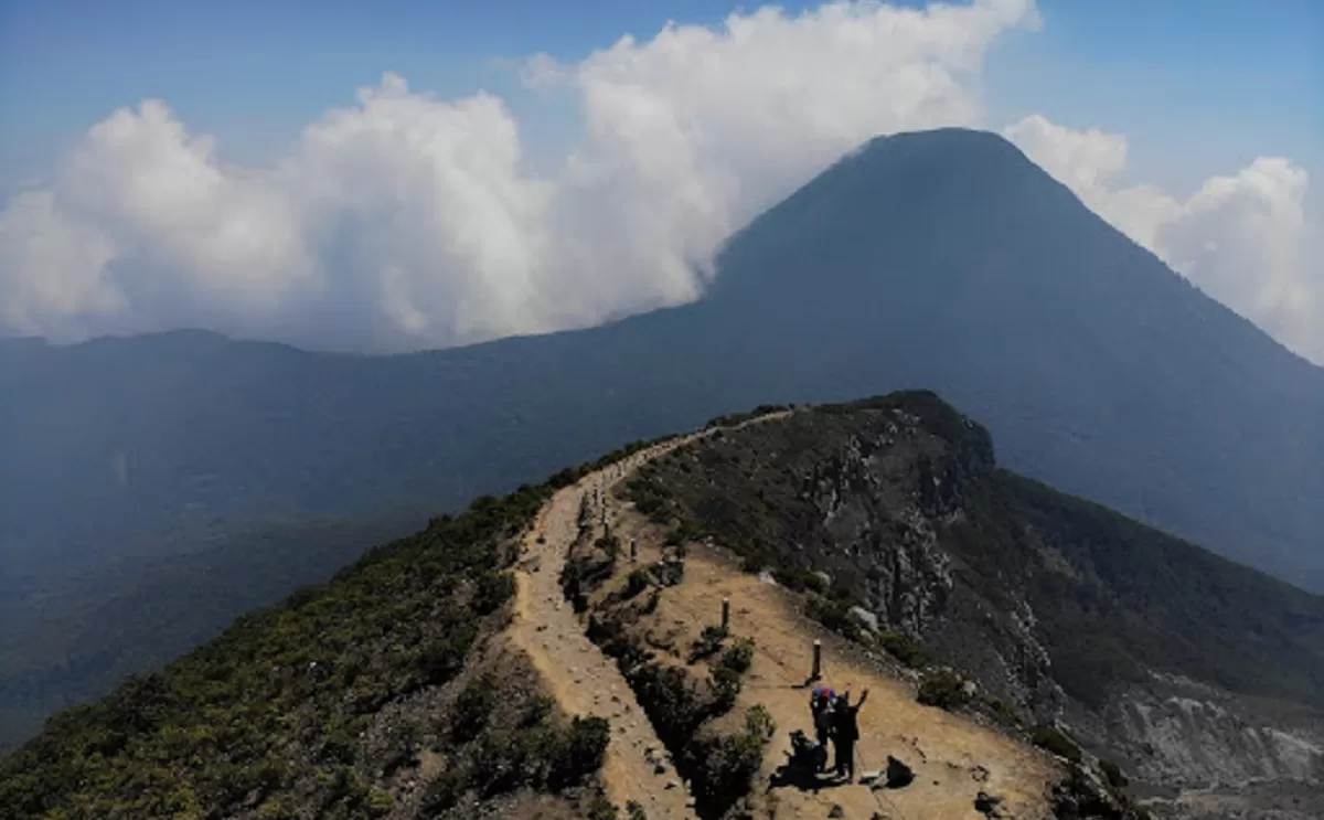 Aksi penolakan PLTP Gunung Gede Pangrango kembali terjadi setelah segel alat berat dilanggar. (Dok. gedepangrango.org)