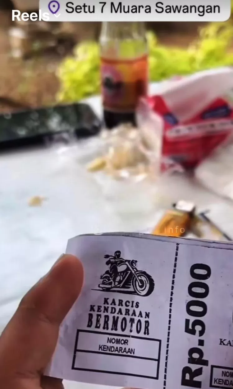 BUKTI KARCIS : Penampakan karcis parkir di Setu Tujuh Muara dekat Jembatan Juara yang dikeluhkan warga, Minggu (20/4).