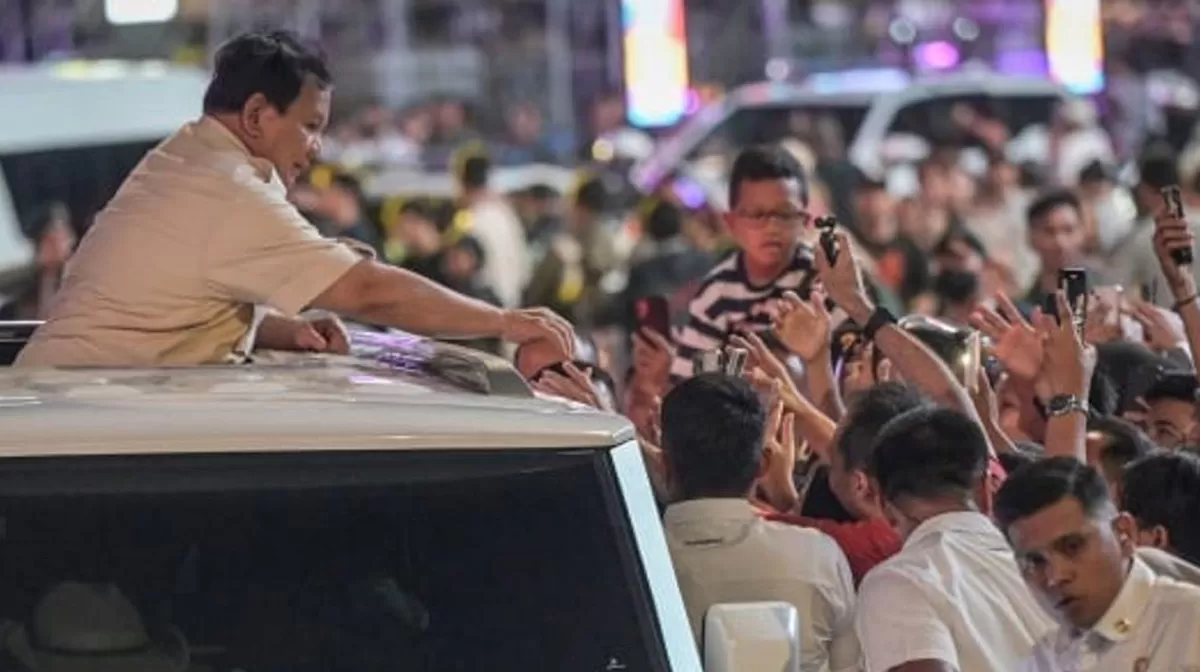 Ilusrasi. Prabowo sapa warga di atas mobil.
