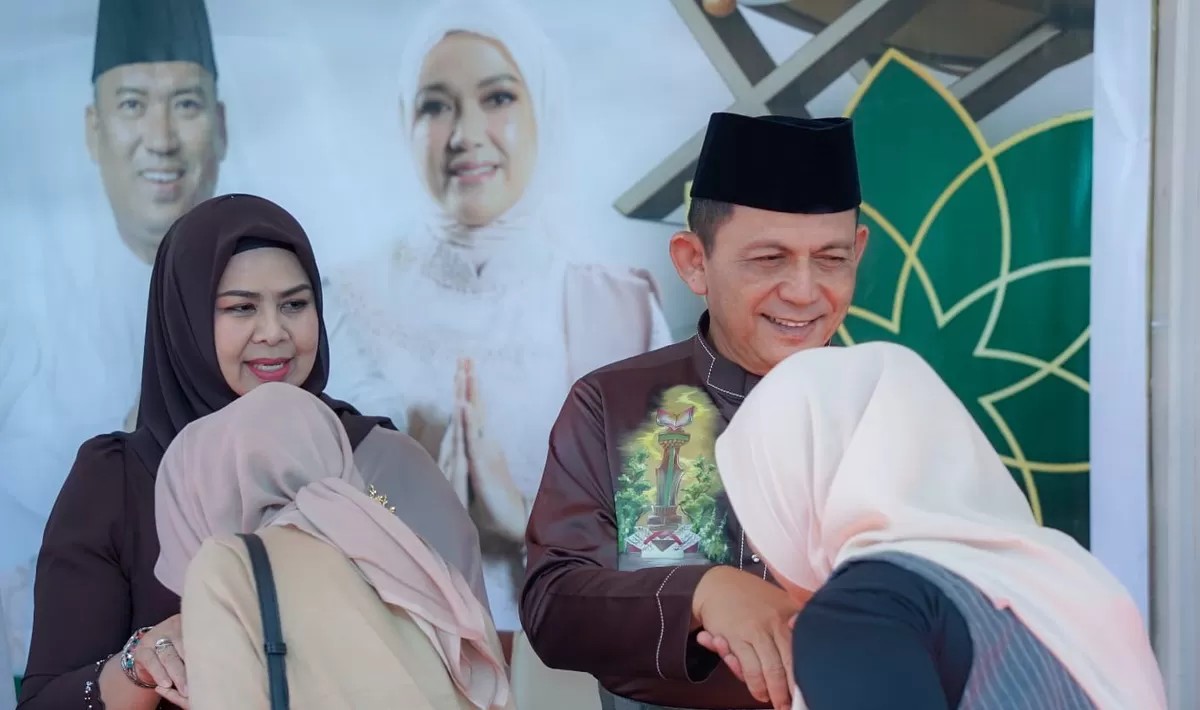 Gubernur Kepri Ansar Ahmad bersama istr bersalaman dengan warga saat kegiatan open hause di Gedung Daerah, Tanjungpinang.(foto: Diskominfo Kepri)
