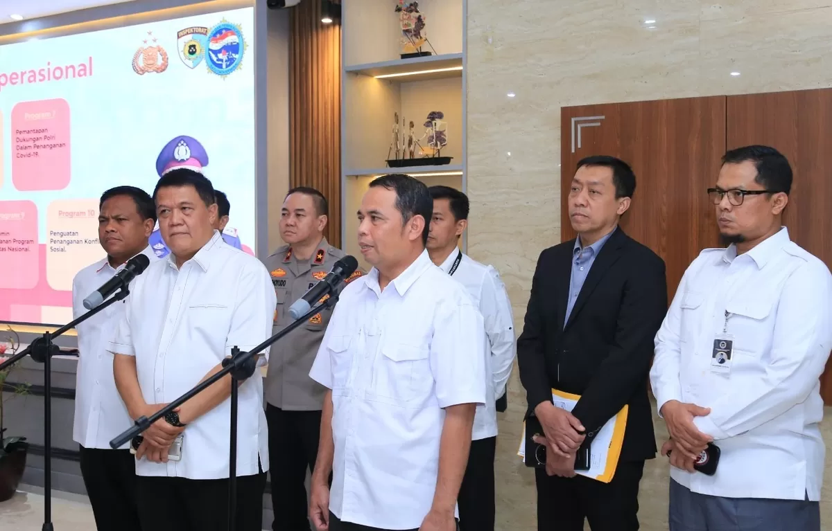 Polri saat menggelar doorstop yang digelar di Lobby Bareskrim Polri, terkait pembentukan Satgas Penanganan Haji dan Umrah ilegal.(Foto:tribratanews.polri.go.id)