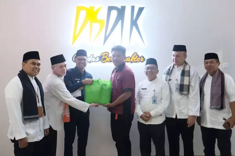 Wakil Walikota Depok, Imam Budi Hartono (ketiga dari kiri) memberikan bingkisan secara simbolis kepada petugas kebersihan di Kantor Disdik Kota Depok, Gedung Dibaleka II. (PEMKOT DEPOK)