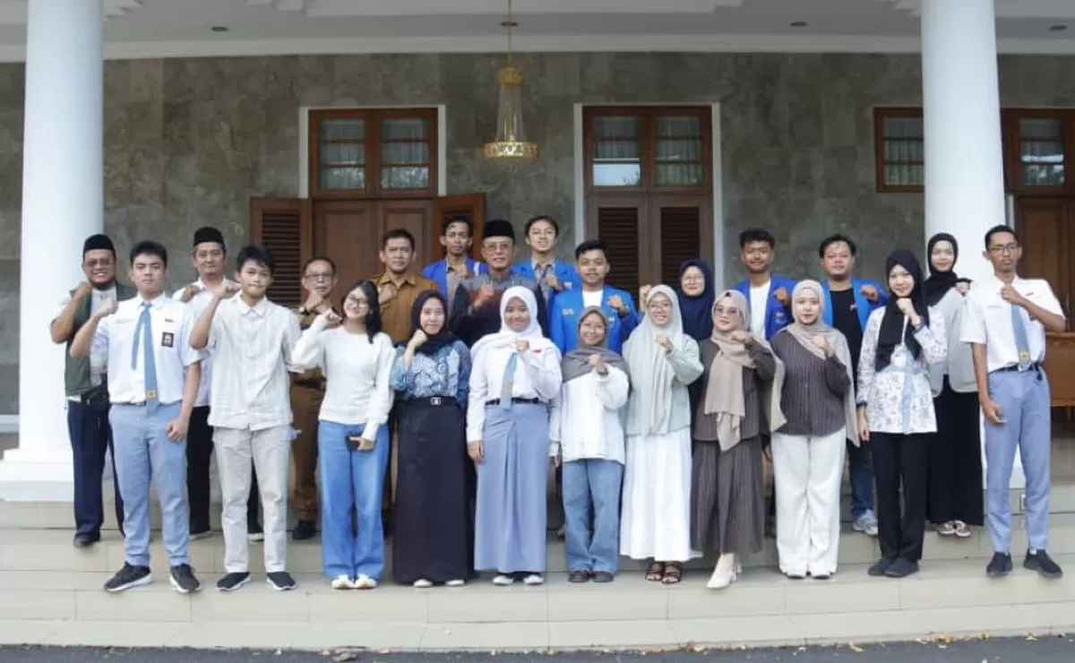 Pelajar SMK peserta Program CGEP bersama Bupati Ciamis Herdiat Sunarya dan PC PMII setempat saat pelepasan ke Kampung Inggris, Pare, Kediri, Jatim. (SketsaNusantara.id)
