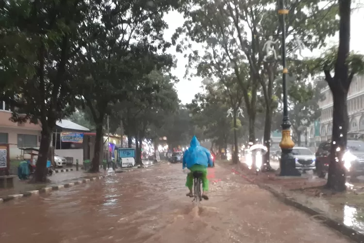 Jalan Kol. Edy Yoso Martadipura,&nbsp;Kecamatan Cibinong, digenangi air karena buruknya sistem drainase. (KABAR BOGOR)